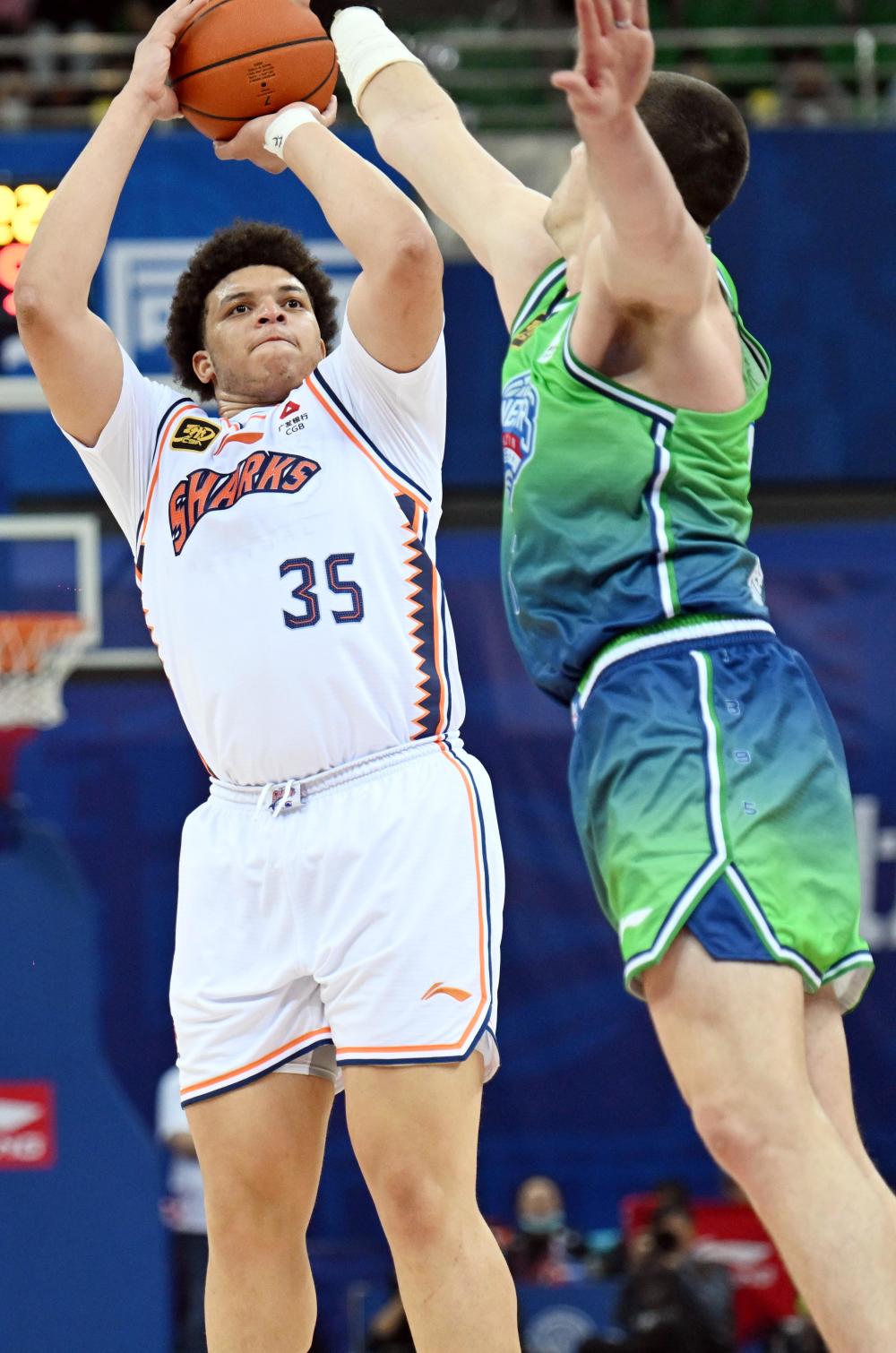 爱游戏体育 -转折点！上海久事造点机会，CBA季后赛清晨攻防权衡，质疑声仍在，更衣室氛围转暖的简单介绍